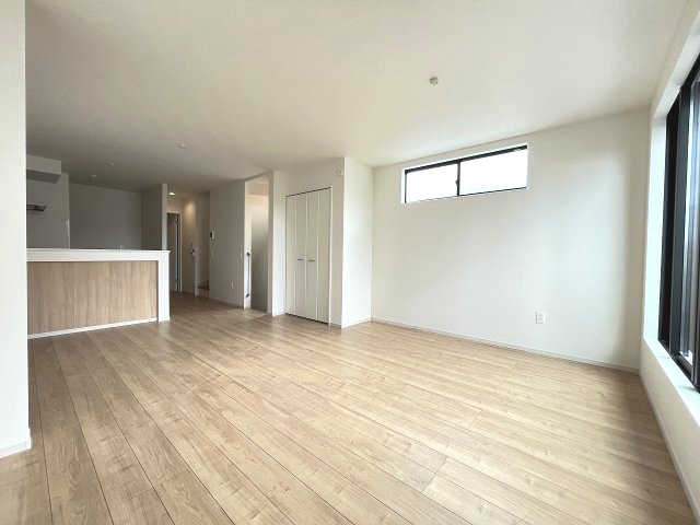 【内装】 | 福岡市西区横浜1丁目5期　1号棟（全3棟）【仲介手数料無料・0円】 | 施工例。リビングです。施工例は完成時と異なる場合があります。