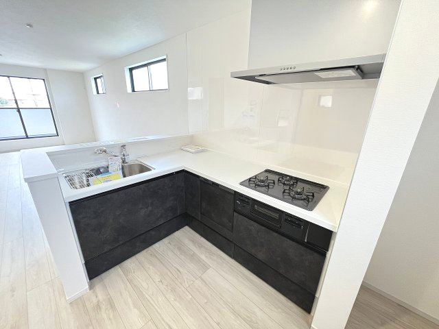 【キッチン】 | 福岡市西区横浜1丁目5期　1号棟（全3棟）【仲介手数料無料・0円】 | 施工例。施工例は完成時と異なる場合があります。