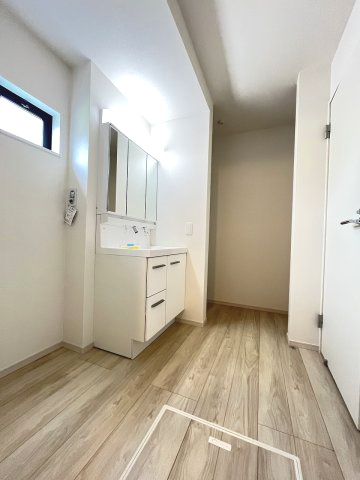 【洗面所】 | 福岡市西区横浜1丁目5期　1号棟（全3棟）【仲介手数料無料・0円】 | 施工例。施工例は完成時と異なる場合があります。