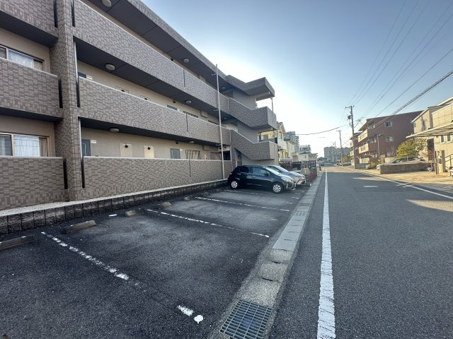 クレセール浄水の駐車場