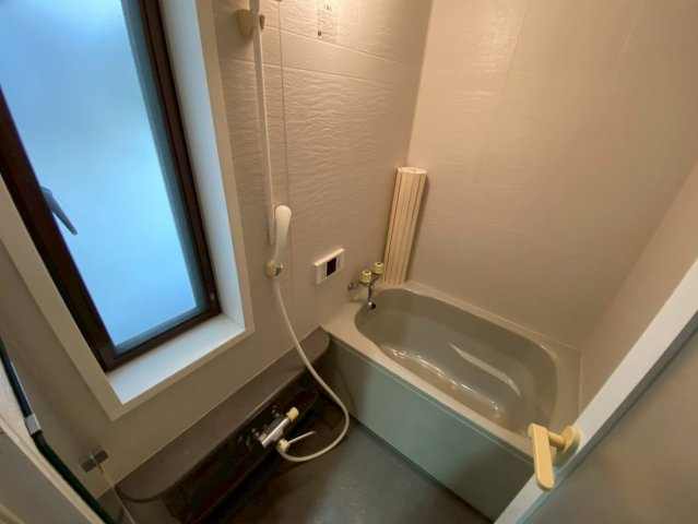岩屋中町2丁目貸戸建の浴室