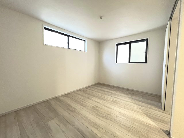 【洋室】 | 福岡市西区横浜1丁目5期　2号棟（全3棟）【仲介手数料無料・0円】 | 現地写真。1階洋室です。