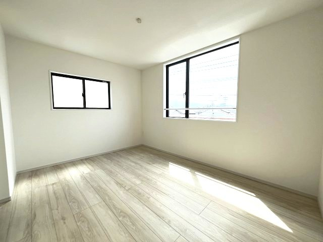 【寝室】 | 福岡市西区横浜1丁目5期　2号棟（全3棟）【仲介手数料無料・0円】 | 現地写真。3階主寝室です。