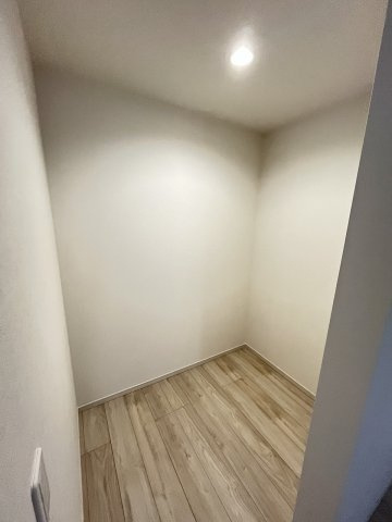 【収納】 | 福岡市西区横浜1丁目5期　2号棟（全3棟）【仲介手数料無料・0円】 | 現地写真。ウォークインクローゼットです。