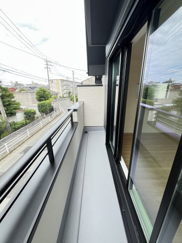 【バルコニー】 | 福岡市西区横浜1丁目5期　2号棟（全3棟）【仲介手数料無料・0円】 | 施工例。施工例は完成時と異なる場合があります。