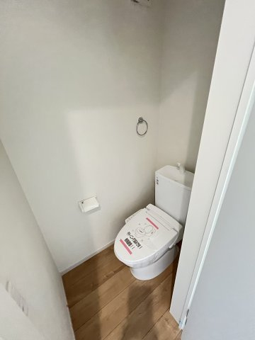 【トイレ】 | 福岡市西区横浜1丁目5期　2号棟（全3棟）【仲介手数料無料・0円】 | 施工例。2階にもトイレです。施工例は完成時と異なる場合があります。