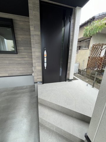 【玄関】 | 福岡市西区横浜1丁目5期　2号棟（全3棟）【仲介手数料無料・0円】 | 施工例。施工例は完成時と異なる場合があります。