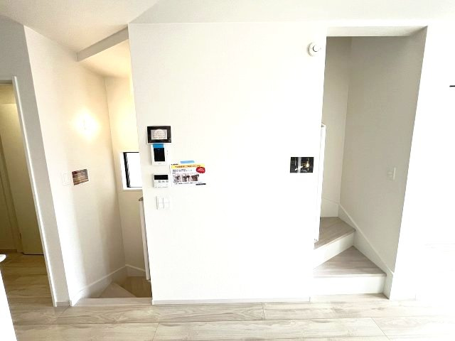 【内装】 | 福岡市西区横浜1丁目5期　2号棟（全3棟）【仲介手数料無料・0円】 | 現地写真。2階3階へ上がる階段です。手摺もついて安全ですね。