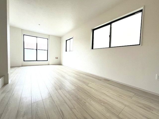 【居間・リビング】 | 福岡市西区横浜1丁目5期　2号棟（全3棟）【仲介手数料無料・0円】 | 現地写真。