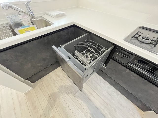 【キッチン】 | 福岡市西区横浜1丁目5期　2号棟（全3棟）【仲介手数料無料・0円】 | 現地写真。食洗器が付いてます。