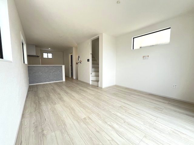 【居間・リビング】 | 福岡市西区横浜1丁目5期　2号棟（全3棟）【仲介手数料無料・0円】 | 現地写真。リビングです。