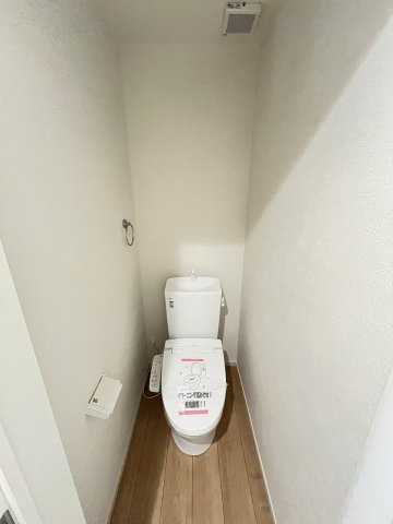 【トイレ】 | 福岡市西区横浜1丁目5期　3号棟（全3棟）【仲介手数料無料・0円】 | 施工例。1階のトイレです。施工例は完成時と異なる場合があります。