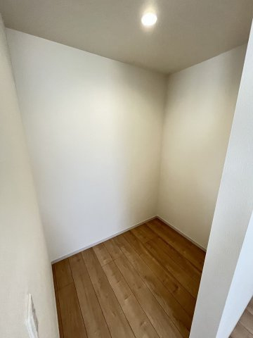 【収納】 | 福岡市西区横浜1丁目5期　3号棟（全3棟）【仲介手数料無料・0円】 | 現地写真。ウォークインクローゼットです。