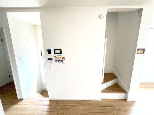 【内装】 | 福岡市西区横浜1丁目5期　3号棟（全3棟）【仲介手数料無料・0円】 | 現地写真。2階3階へ上がる階段です。手摺もついて安全ですね。