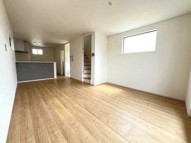 【居間・リビング】 | 福岡市西区横浜1丁目5期　3号棟（全3棟）【仲介手数料無料・0円】 | 現地写真。リビングです。