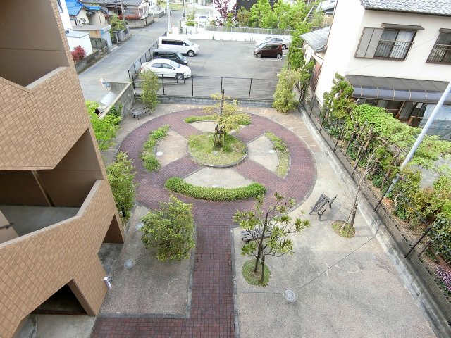 アーニスト国分の庭