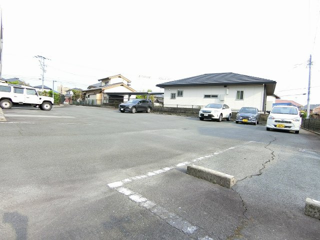 アーニスト国分の駐車場