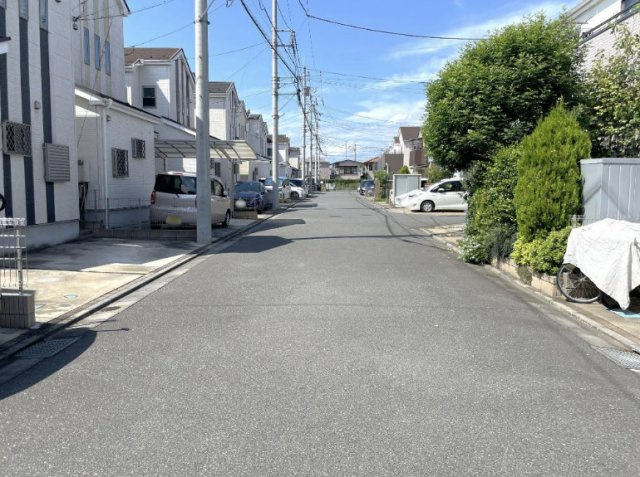 中古/新座市野火止５丁目の前面道路含む現地写真|広々幅員約６ｍ