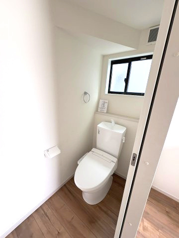 【内装】 | 春日市白水ヶ丘2丁目4期　1号棟（全2棟） | 施工例。1階のトイレです。施工例は完成時と異なる場合があります。