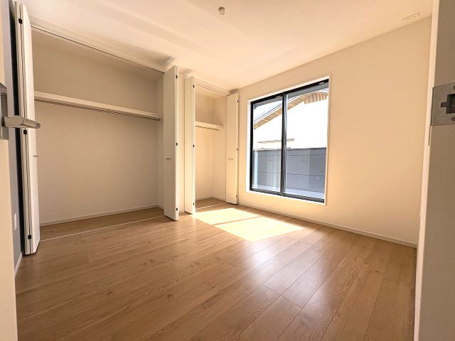 【寝室】 | 春日市白水ヶ丘2丁目4期　1号棟（全2棟） | 現地写真。2階主寝室です。