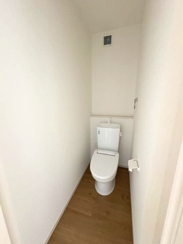 【内装】 | 春日市白水ヶ丘2丁目4期　1号棟（全2棟） | 施工例。2階にもトイレです。施工例は完成時と異なる場合があります。