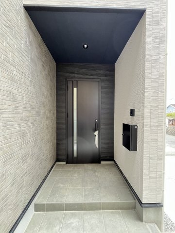 【玄関】 | 春日市白水ヶ丘2丁目4期　1号棟（全2棟） | 現地写真。
