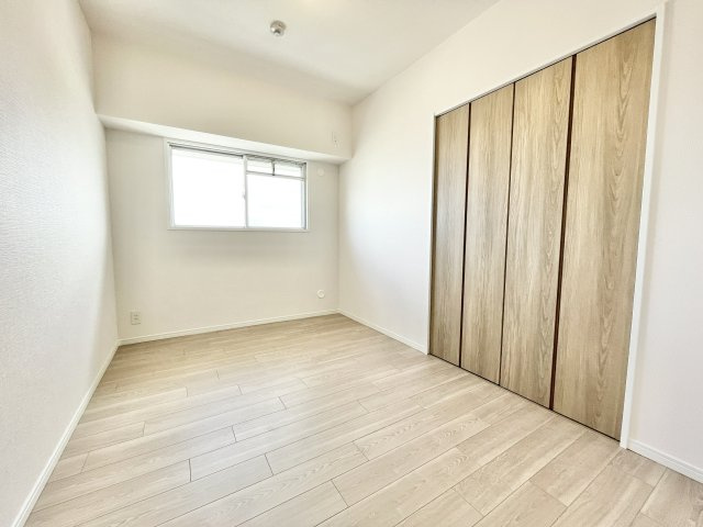 日光ハイツ香里第五の洋室|使い勝手のいい洋室です