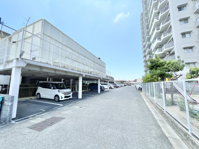 日光ハイツ香里第五の駐車場|駐車場に車を止められます