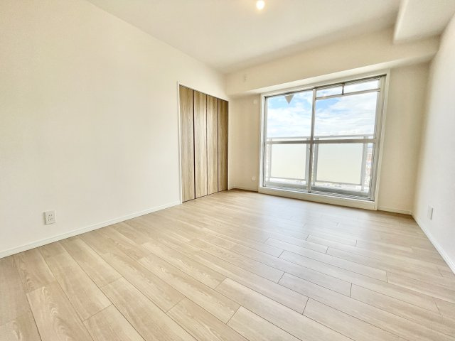 日光ハイツ香里第五の寝室|広くて明るい寝室