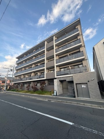 ファーストフィオーレ京都円町の外観|洗練されたフォルムが際立つ、2022年築の美しいレジデンス