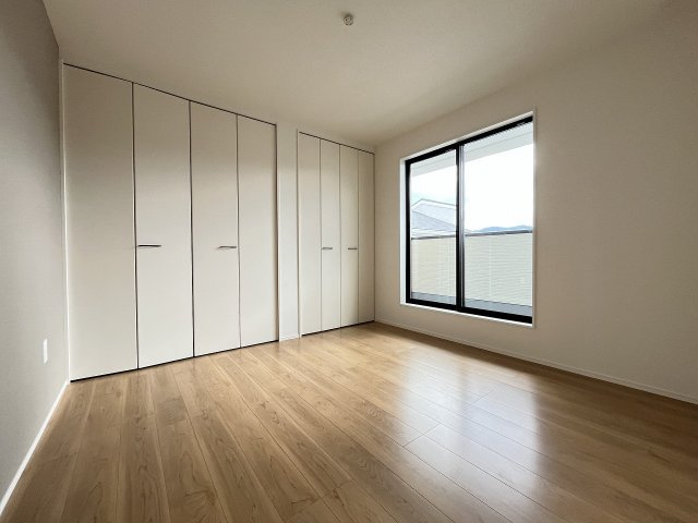 【寝室】 | 春日市白水ヶ丘2丁目4期　2号棟（全2棟） | 現地写真。2階主寝室です。