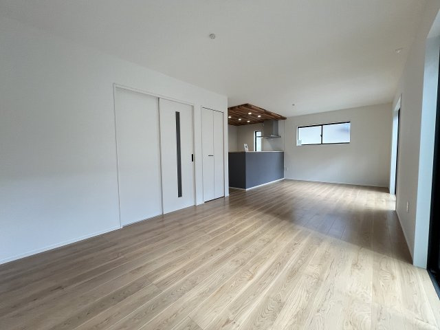 【内装】 | 春日市白水ヶ丘2丁目4期　2号棟（全2棟） | 施工例。リビングです。施工例は完成時と異なる場合があります。