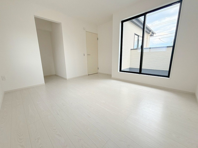 【寝室】 | ふじみ野市富士見台　新築一戸建住宅　全1棟　(ふじみ野店) | 2階7.3帖/バルコニーと繋がる開放的な室内。