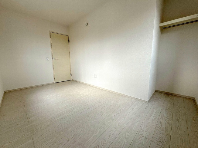 【洋室】 | ふじみ野市富士見台　新築一戸建住宅　全1棟　(ふじみ野店) | 2階6.1帖/落ち着いた色味のクロスとフローリングでほっと一息つける空間。