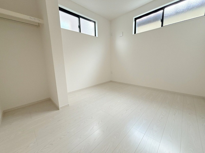 【子供部屋】 | ふじみ野市富士見台　新築一戸建住宅　全1棟　(ふじみ野店) | 2階5.2帖/全居室に収納スペースが備わりお部屋を広々お使いいただけます。