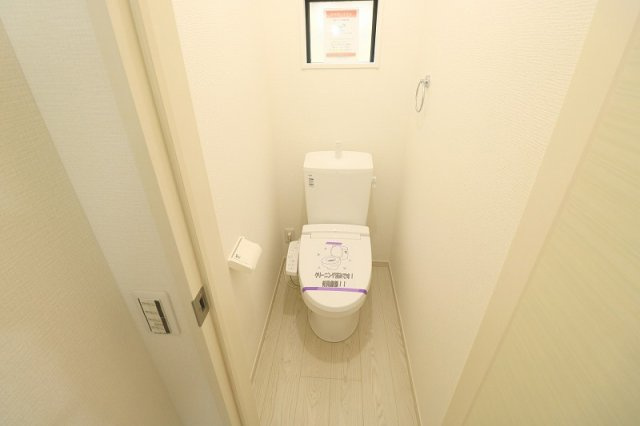 【トイレ】 | ふじみ野市富士見台　新築一戸建住宅　全1棟　(ふじみ野店) | 1階/温水洗浄機能付で清潔感のあるトイレ。