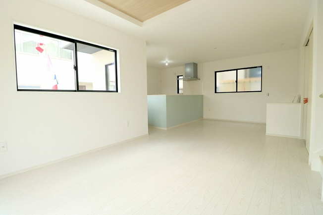 【居間・リビング】 | ふじみ野市富士見台　新築一戸建住宅　全1棟　(ふじみ野店) | ナチュラルな美しさを放つLDK18.3帖。3面採光＆折上天井採用で明るく開放的な空間に仕上がっています。