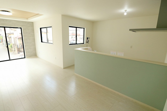 【居間・リビング】 | ふじみ野市富士見台　新築一戸建住宅　全1棟　(ふじみ野店) | 作業をしつつ、お子様の様子を見守れる対面式キッチン。