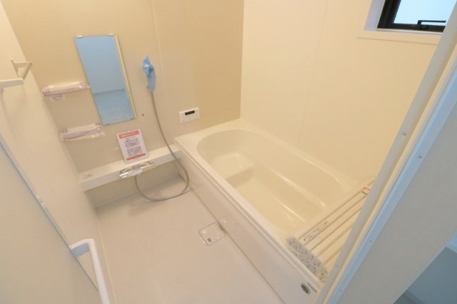 【浴室】 | ふじみ野市富士見台　新築一戸建住宅　全1棟　(ふじみ野店) | 1日の疲れを癒す広々としたバスルーム。浴室乾燥機が備わり、天候を気にせず洗濯物を干すことが可能です。