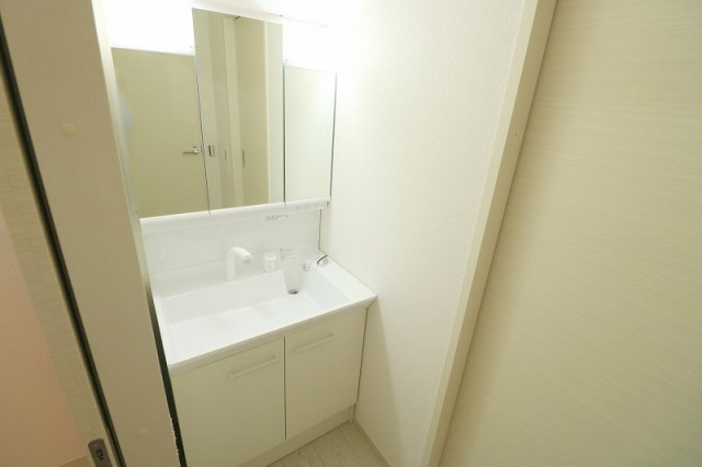 【独立洗面台】 | ふじみ野市富士見台　新築一戸建住宅　全1棟　(ふじみ野店) | 洗面台には大きく見やすい三面鏡が付いているので、身支度がスムーズに行えます。