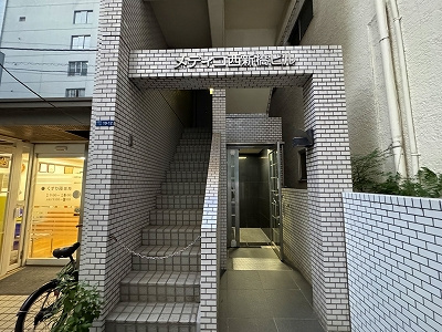 メディコ西新橋ビルのエントランス