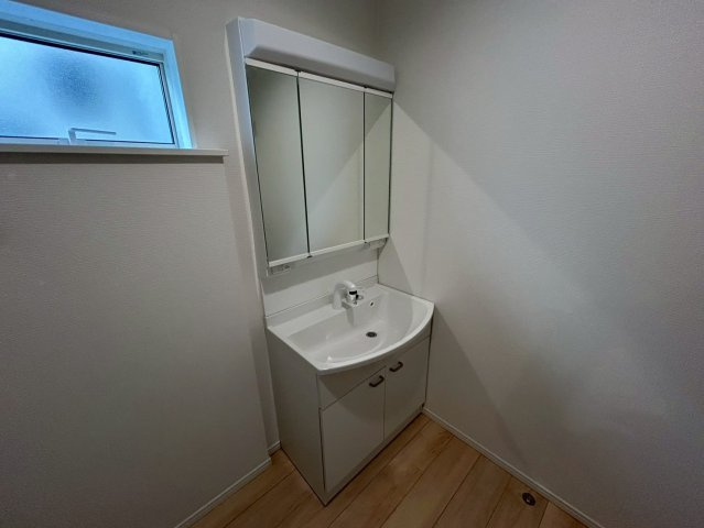 三木市末広　第10　１号棟の独立洗面台