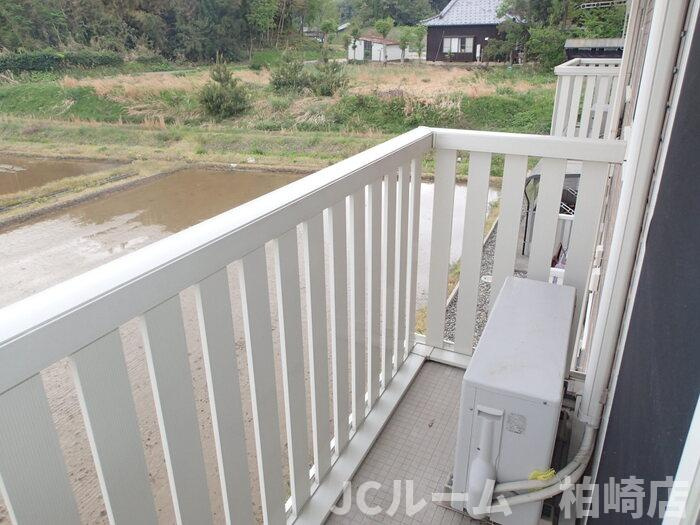 柏崎市大字藤井のアパートのバルコニー