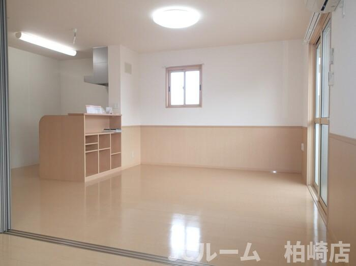 柏崎市大字藤井のアパートの居間・リビング