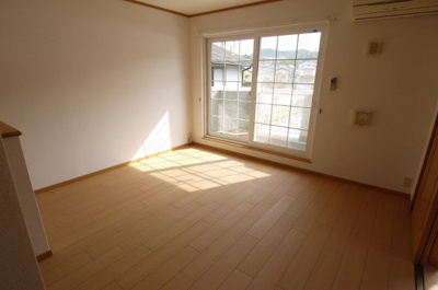 【居間・リビング】 | シャン・ド・フルールかも川