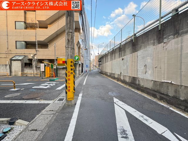 【前面道路含む現地写真】 | 松戸市小根本 | 仕事帰り、駅を出て4分で家に着く。その短い道のりが、きっと心地よい時間に変わる。家族の未来を包み込むような住まいを建てるのにふさわしい、安心と快適が揃った土地です。