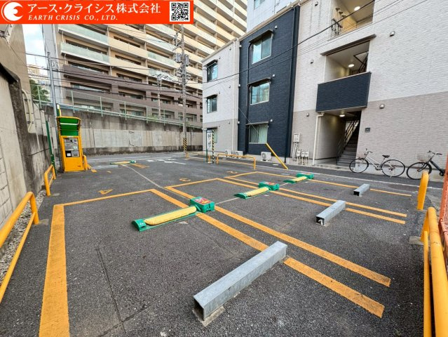 【外観】 | 松戸市小根本 | 商業地域の中にありながら、どこか落ち着きを感じる立地。松戸駅まで徒歩4分なのに周囲は意外と静か。北側公道の開放感が、住まい全体に明るさと風をもたらします。