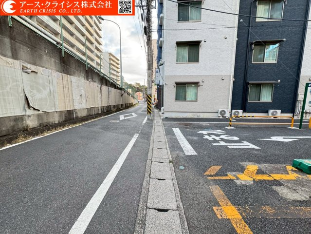 【前面道路含む現地写真】 | 松戸市小根本 | 建築自由度の高い平坦地で、思い描く住まいを形に。便利さの中に、穏やかな生活リズムを取り戻す場所です。