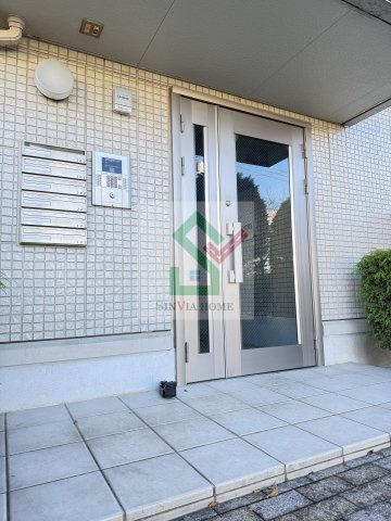 クローカスニイザAのエントランス