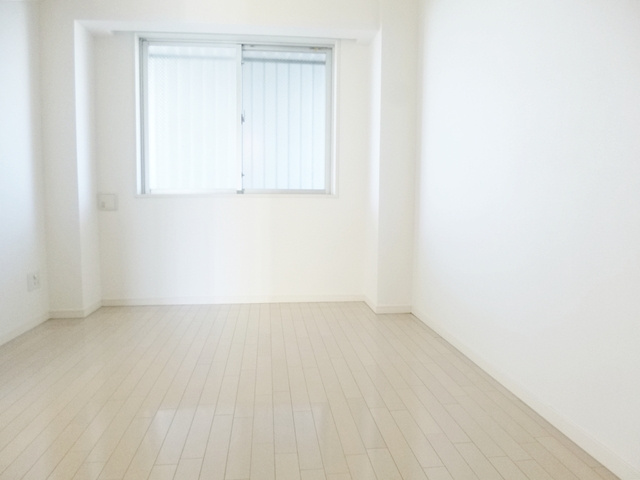 プリムヴェール西尾久の洋室|玄関横のサービスルーム！